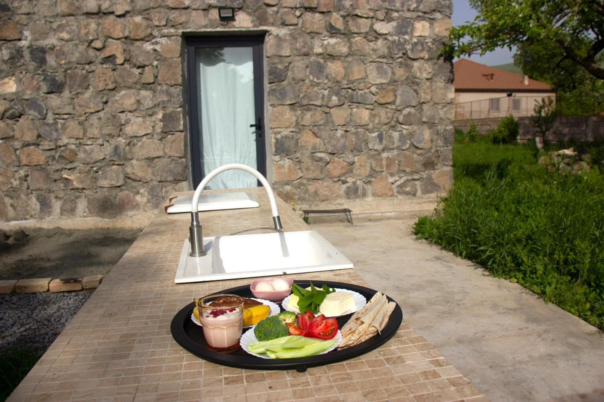 Zove Rural Cottage With Garden Views K'arashamb 외부 사진